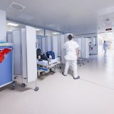 En Valais, les urgences sont souvent prises d'assaut lors des périodes de vacances. (Photo d'illustration). KEYSTONE/VALENTIN FLAURAUD